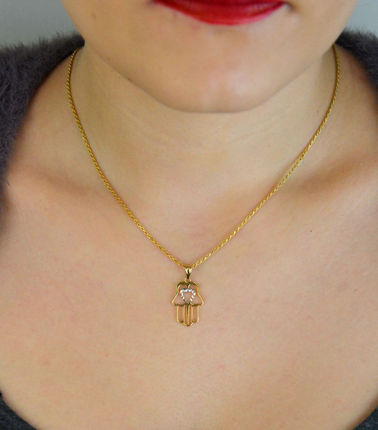 Elegancka zawieszka złota Ręka Fatimy próby 585, zdobiona sercem z białym złotem. Wymiary 2,5 cm × 1,3 mm, waga 0,76 g. Idealny talizman i prezent.1.jpg