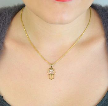 Elegancka zawieszka złota Ręka Fatimy próby 585, zdobiona sercem z białym złotem. Wymiary 2,5 cm × 1,3 mm, waga 0,76 g. Idealny talizman i prezent (1).JPG