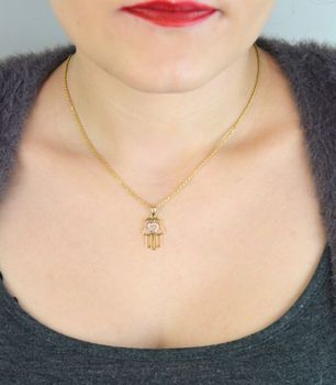 Elegancka zawieszka złota Ręka Fatimy próby 585, zdobiona sercem z białym złotem. Wymiary 2,5 cm × 1,3 mm, waga 0,76 g. Idealny talizman i prezent (3).JPG