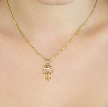 Elegancka zawieszka złota Ręka Fatimy próby 585, zdobiona sercem z białym złotem. Wymiary 2,5 cm × 1,3 mm, waga 0,76 g. Idealny talizman i prezent (4).JPG