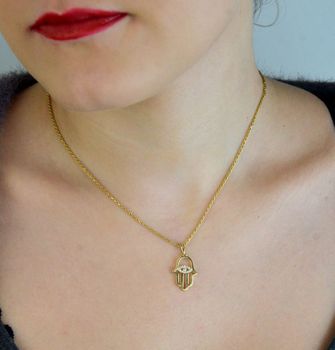 Elegancka zawieszka złota Ręka Fatimy z okiem próby 333, zdobiona białymi cyrkoniami. Wymiary 2,5×1,4 cm, waga 1,04 g. Idealny talizman i prezent (1).JPG