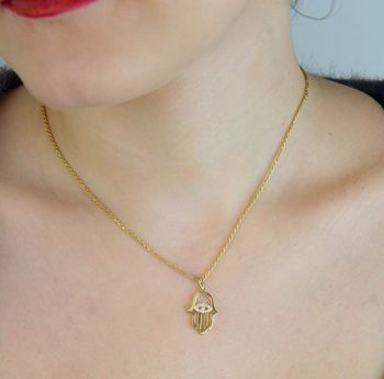 Elegancka zawieszka złota Ręka Fatimy z okiem próby 333, zdobiona białymi cyrkoniami. Wymiary 2,5×1,4 cm, waga 1,04 g. Idealny talizman i prezent (2).JPG