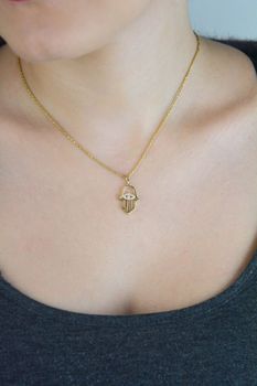 Elegancka zawieszka złota Ręka Fatimy z okiem próby 333, zdobiona białymi cyrkoniami. Wymiary 2,5×1,4 cm, waga 1,04 g. Idealny talizman i prezent (3).JPG