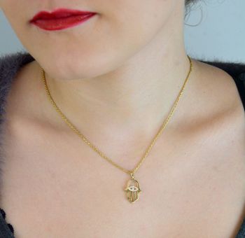 Elegancka zawieszka złota Ręka Fatimy z okiem próby 333, zdobiona białymi cyrkoniami. Wymiary 2,5×1,4 cm, waga 1,04 g. Idealny talizman i prezent (4).JPG