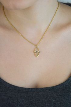 Elegancka zawieszka złota Ręka Fatimy z okiem próby 333, zdobiona białymi cyrkoniami. Wymiary 2,5×1,4 cm, waga 1,04 g. Idealny talizman i prezent (5).JPG