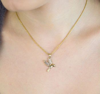 Subtelna zawieszka srebrna koliber próby 333, zdobiona białym złotem. Wymiary 2,5×2,0 cm, waga 1,07 g. Idealna do codziennej elegancji lub prezentu (1).JPG