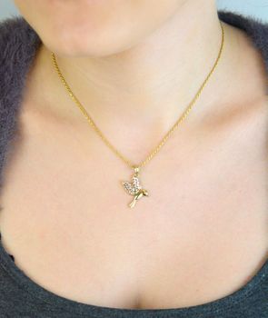 Subtelna zawieszka srebrna koliber próby 333, zdobiona białym złotem. Wymiary 2,5×2,0 cm, waga 1,07 g. Idealna do codziennej elegancji lub prezentu (3).JPG