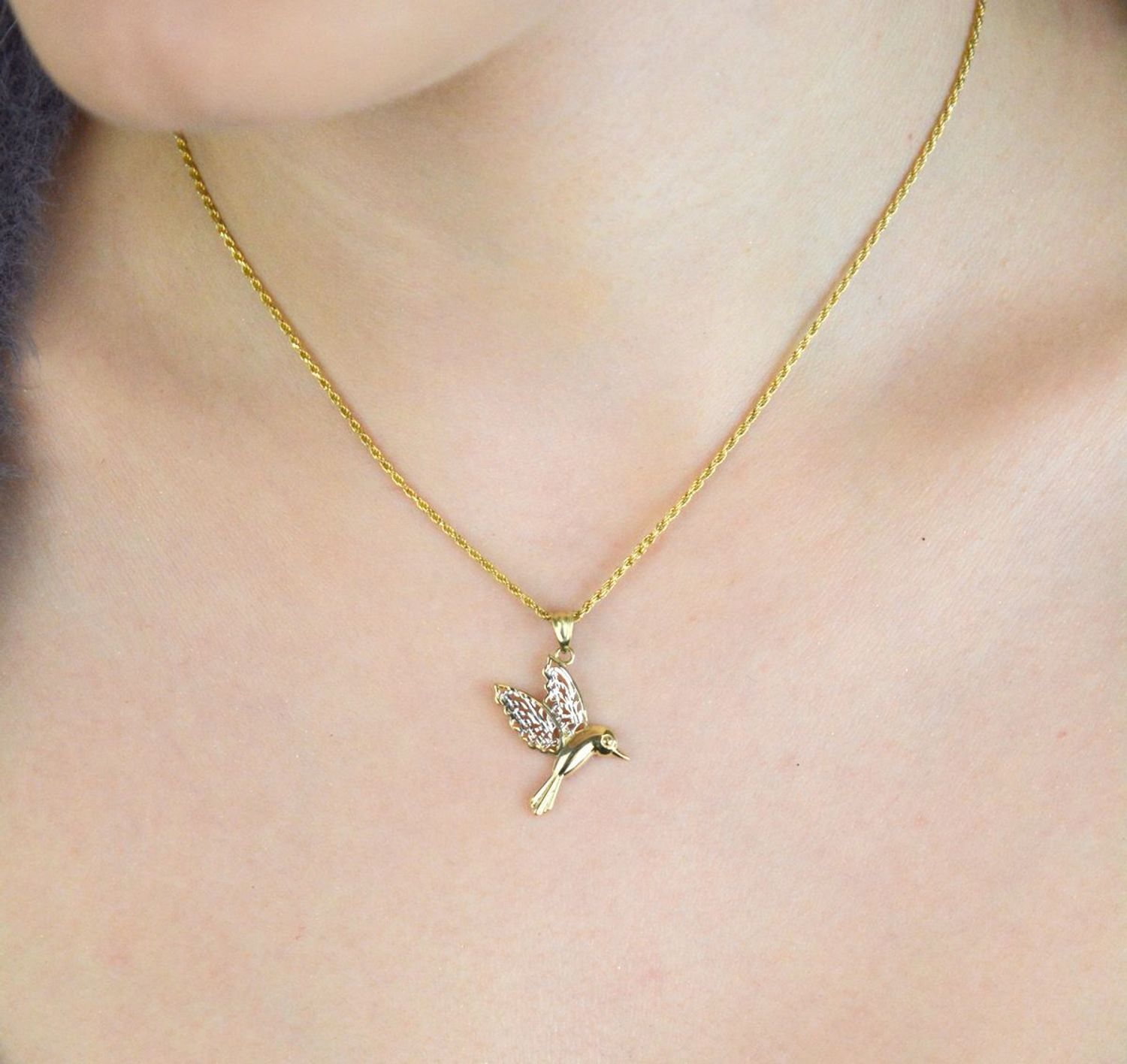 Subtelna zawieszka srebrna koliber próby 333, zdobiona białym złotem. Wymiary 2,5×2,0 cm, waga 1,07 g. Idealna do codziennej elegancji lub prezentu.1.jpg