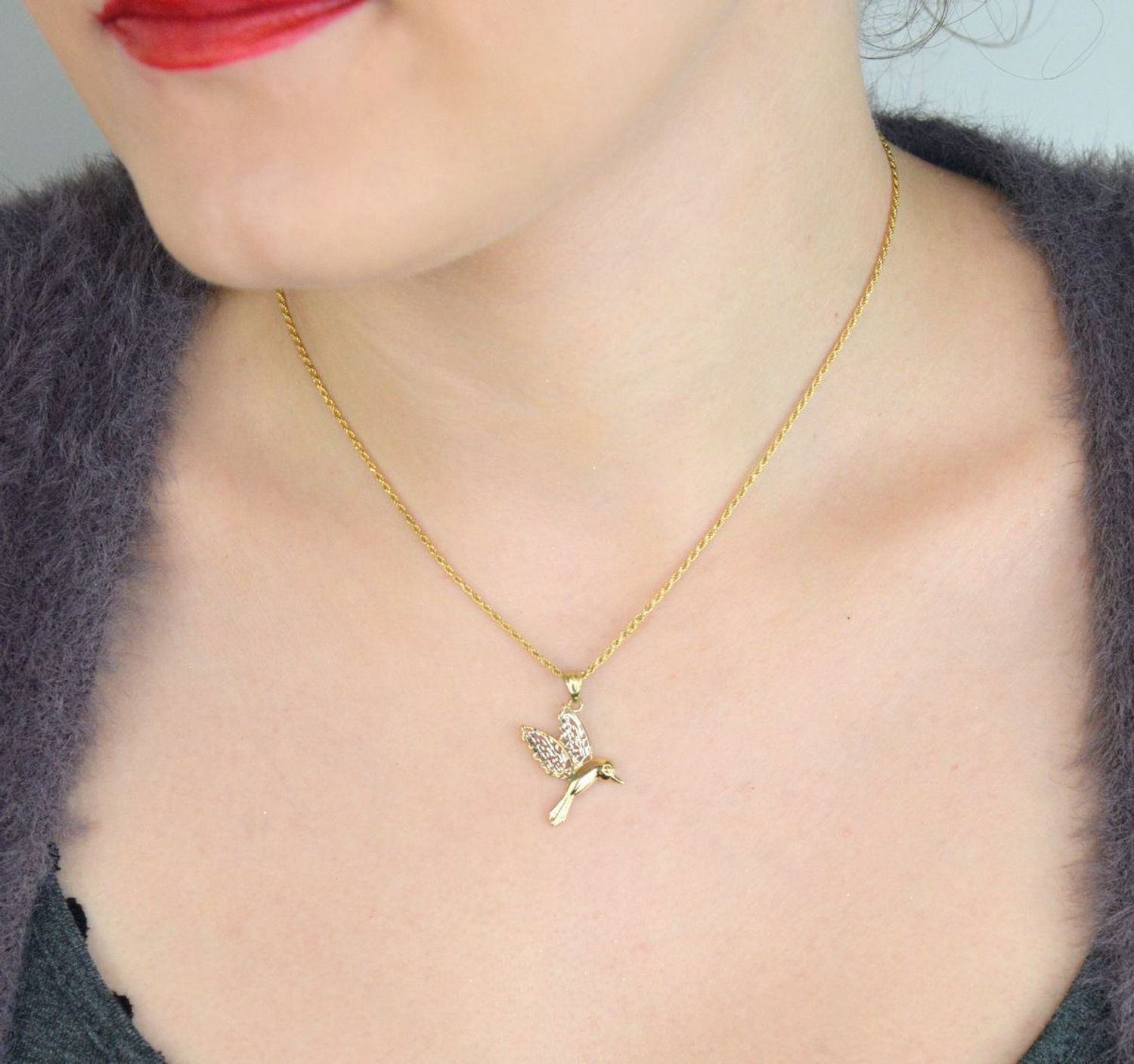 Subtelna zawieszka srebrna koliber próby 333, zdobiona białym złotem. Wymiary 2,5×2,0 cm, waga 1,07 g. Idealna do codziennej elegancji lub prezentu.1.jpg