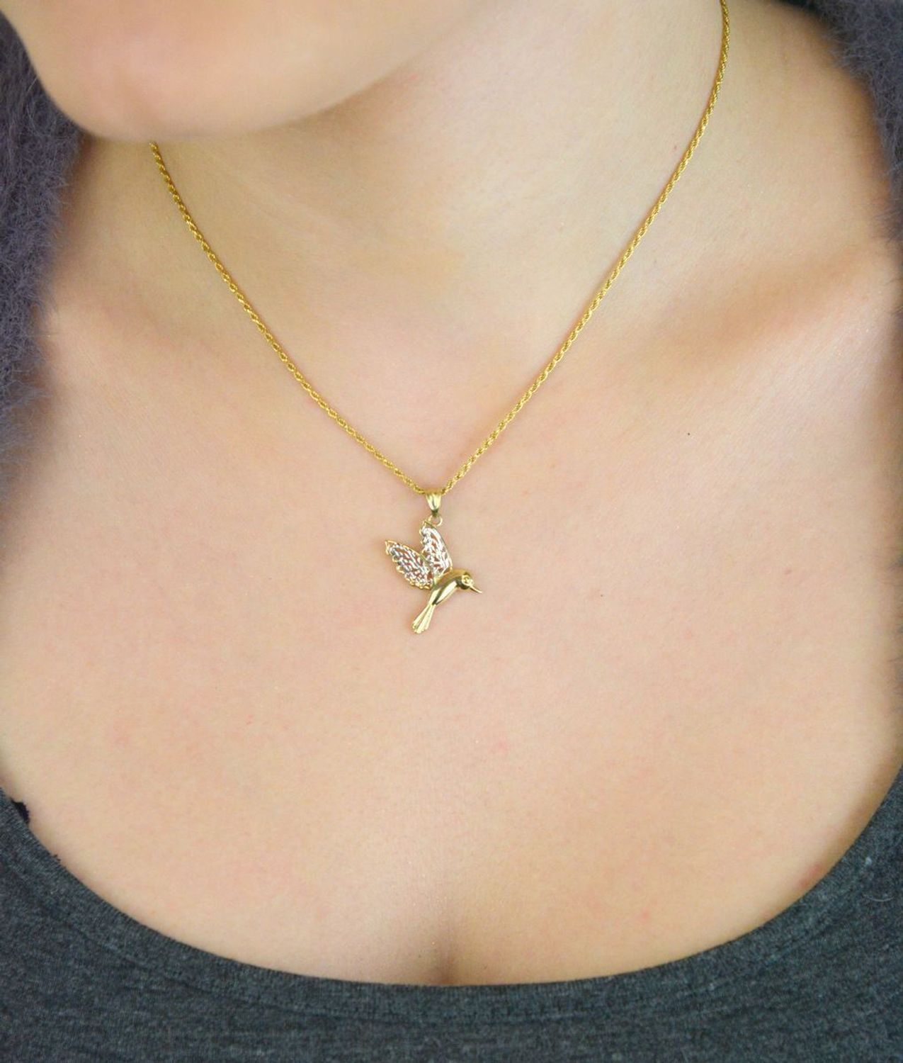 Subtelna zawieszka srebrna koliber próby 333, zdobiona białym złotem. Wymiary 2,5×2,0 cm, waga 1,07 g. Idealna do codziennej elegancji lub prezentu.1.jpg