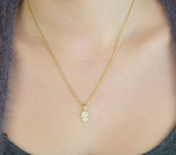 Subtelna zawieszka złota Ręka Fatimy próby 333, zdobiona cyrkoniami. Wymiary 1,7×0,8 cm, waga 0,56 g. Idealna jako prezent lub talizman ochronny (2).JPG