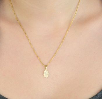 Subtelna zawieszka złota Ręka Fatimy próby 333, zdobiona cyrkoniami. Wymiary 1,7×0,8 cm, waga 0,56 g. Idealna jako prezent lub talizman ochronny (4).JPG