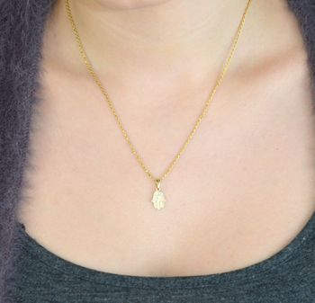 Subtelna zawieszka złota Ręka Fatimy próby 333, zdobiona cyrkoniami. Wymiary 1,7×0,8 cm, waga 0,56 g. Idealna jako prezent lub talizman ochronny (5).JPG