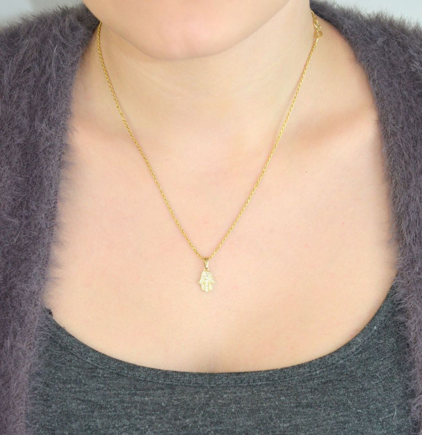 Subtelna zawieszka złota Ręka Fatimy próby 333, zdobiona cyrkoniami. Wymiary 1,7×0,8 cm, waga 0,56 g. Idealna jako prezent lub talizman ochronny.1.jpg