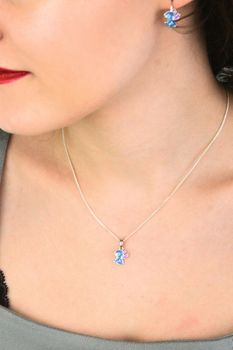 Urocza zawieszka dziecięca ze srebra próby 925, pokryta kolorową emalią. Wymiary 1,7 x 1,0 cm, waga (1).jpg