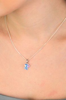 Urocza zawieszka dziecięca ze srebra próby 925, pokryta kolorową emalią. Wymiary 1,7 x 1,0 cm, waga (2).jpg