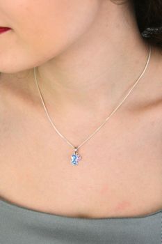 Urocza zawieszka dziecięca ze srebra próby 925, pokryta kolorową emalią. Wymiary 1,7 x 1,0 cm, waga (3).jpg