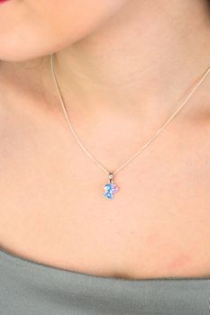 Urocza zawieszka dziecięca ze srebra próby 925, pokryta kolorową emalią. Wymiary 1,7 x 1,0 cm, waga (4).jpg