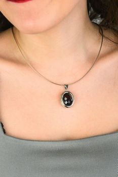 zawieszka srebrna 925 DIA-ZAW-13898-925 owalna otwierana cyrkonia czerwona elegancka (1).jpg