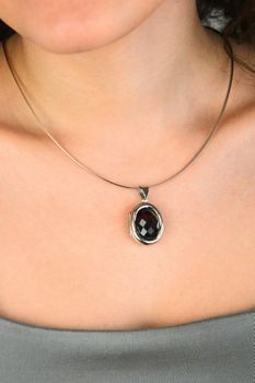 zawieszka srebrna 925 DIA-ZAW-13898-925 owalna otwierana cyrkonia czerwona elegancka (2).jpg