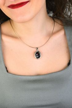 zawieszka srebrna 925 DIA-ZAW-13898-925 owalna otwierana cyrkonia czerwona elegancka (3).jpg