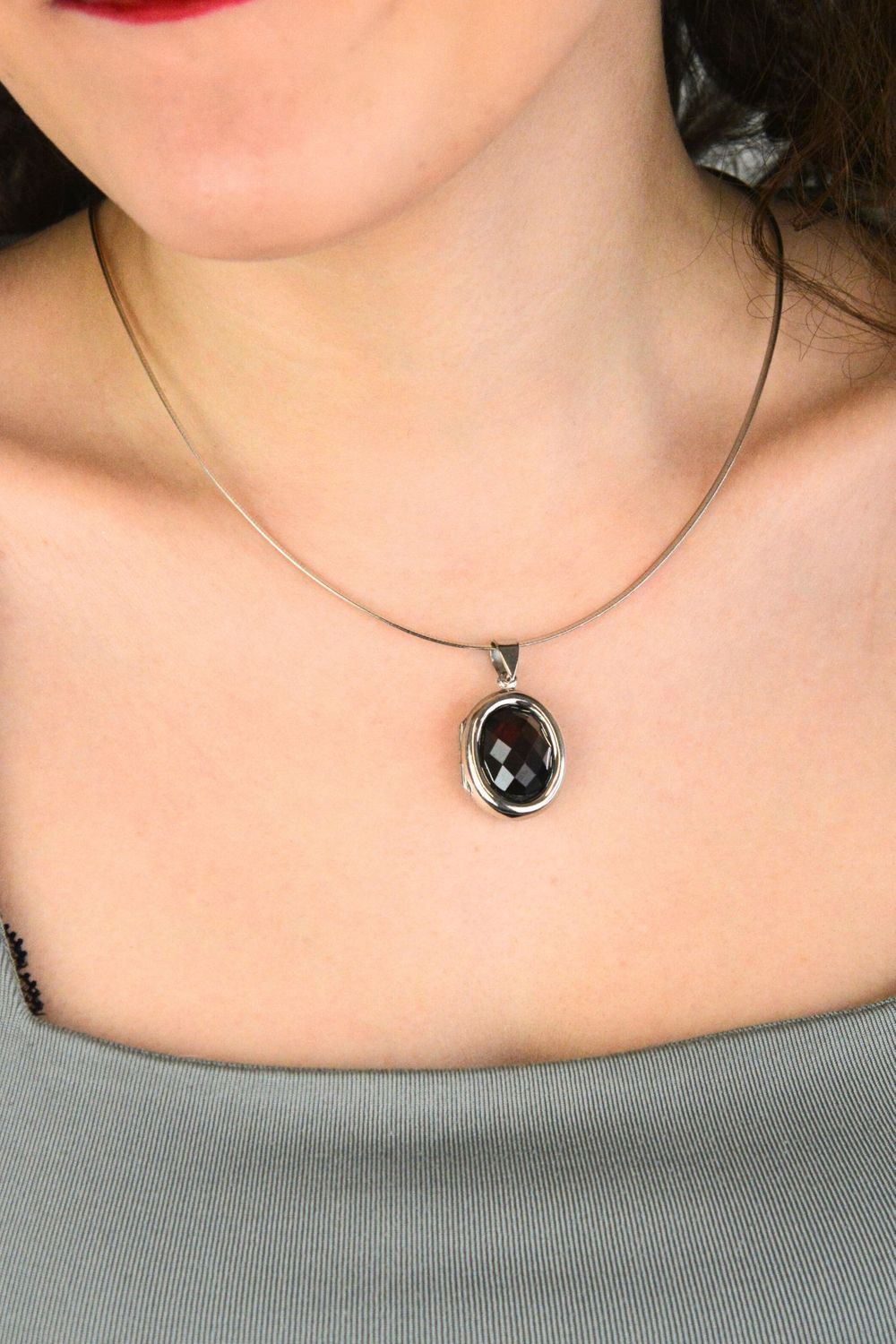 Zawieszka srebrna próby 925 w kształcie owalu, otwierana, z czerwoną cyrkonią z jednej strony i gładką powierzchnią z drugiej. Model DIA-ZAW-13898-925, długość z oczkiem 3,5 cm, 1.jpg