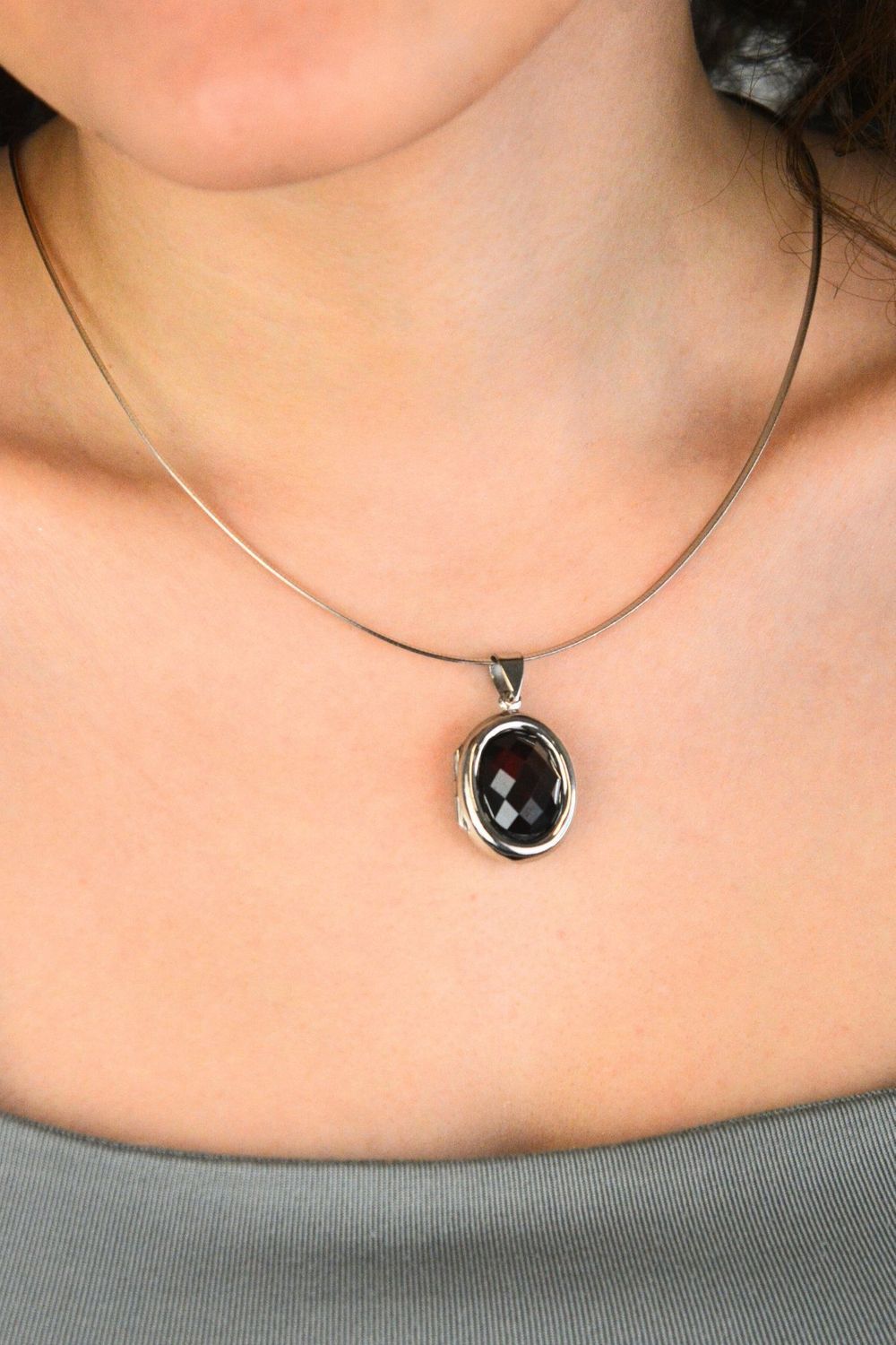 Zawieszka srebrna próby 925 w kształcie owalu, otwierana, z czerwoną cyrkonią z jednej strony i gładką powierzchnią z drugiej. Model DIA-ZAW-13898-925, długość z oczkiem 3,5 cm, 1.jpg