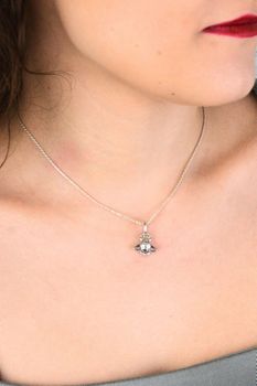 zawieszka srebrna 925 DIA-ZAW-13899-925 pszczoła cyrkonie dziecięca elegancka (4).jpg