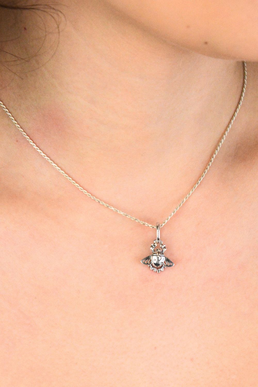 Zawieszka srebrna próby 925 w kształcie pszczółki, zdobiona trzema cyrkoniami. Model DIA-ZAW-13899-925, długość z oczkiem 2,0 cm, szerokość 1,3 cm, waga 1,55 g. Uroczy i elegancki dodatek 1.jpg