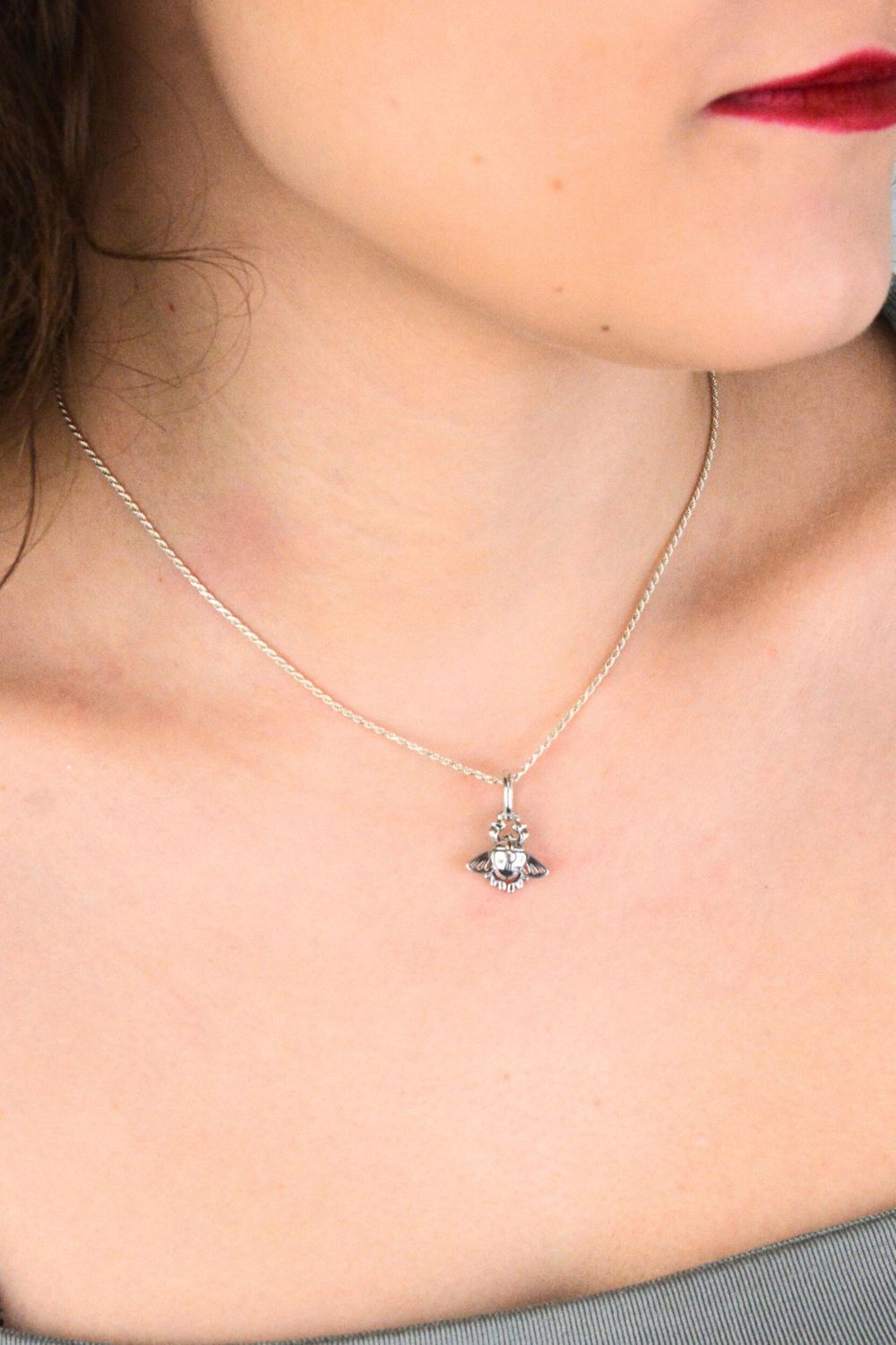 Zawieszka srebrna próby 925 w kształcie pszczółki, zdobiona trzema cyrkoniami. Model DIA-ZAW-13899-925, długość z oczkiem 2,0 cm, szerokość 1,3 cm, waga 1,55 g. Uroczy i elegancki dodatek 1.jpg