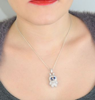 Zawieszka srebrna próby 925 w kształcie laleczki Labubu, zdobiona cyrkoniami. Model DIA-ZAW-13900-925, długość z oczkiem 3,5 cm, szerokość 1,5 cm, waga 7,40 g. Bajkowy i błyszczący prezent dla dziewczynki (1).JPG