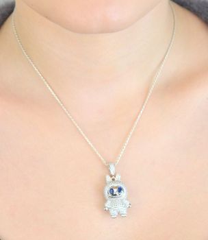 Zawieszka srebrna próby 925 w kształcie laleczki Labubu, zdobiona cyrkoniami. Model DIA-ZAW-13900-925, długość z oczkiem 3,5 cm, szerokość 1,5 cm, waga 7,40 g. Bajkowy i błyszczący prezent dla dziewczynki (2).JPG