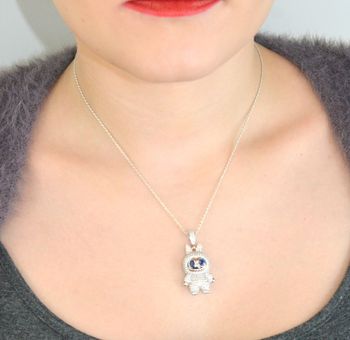 Zawieszka srebrna próby 925 w kształcie laleczki Labubu, zdobiona cyrkoniami. Model DIA-ZAW-13900-925, długość z oczkiem 3,5 cm, szerokość 1,5 cm, waga 7,40 g. Bajkowy i błyszczący prezent dla dziewczynki (3).JPG