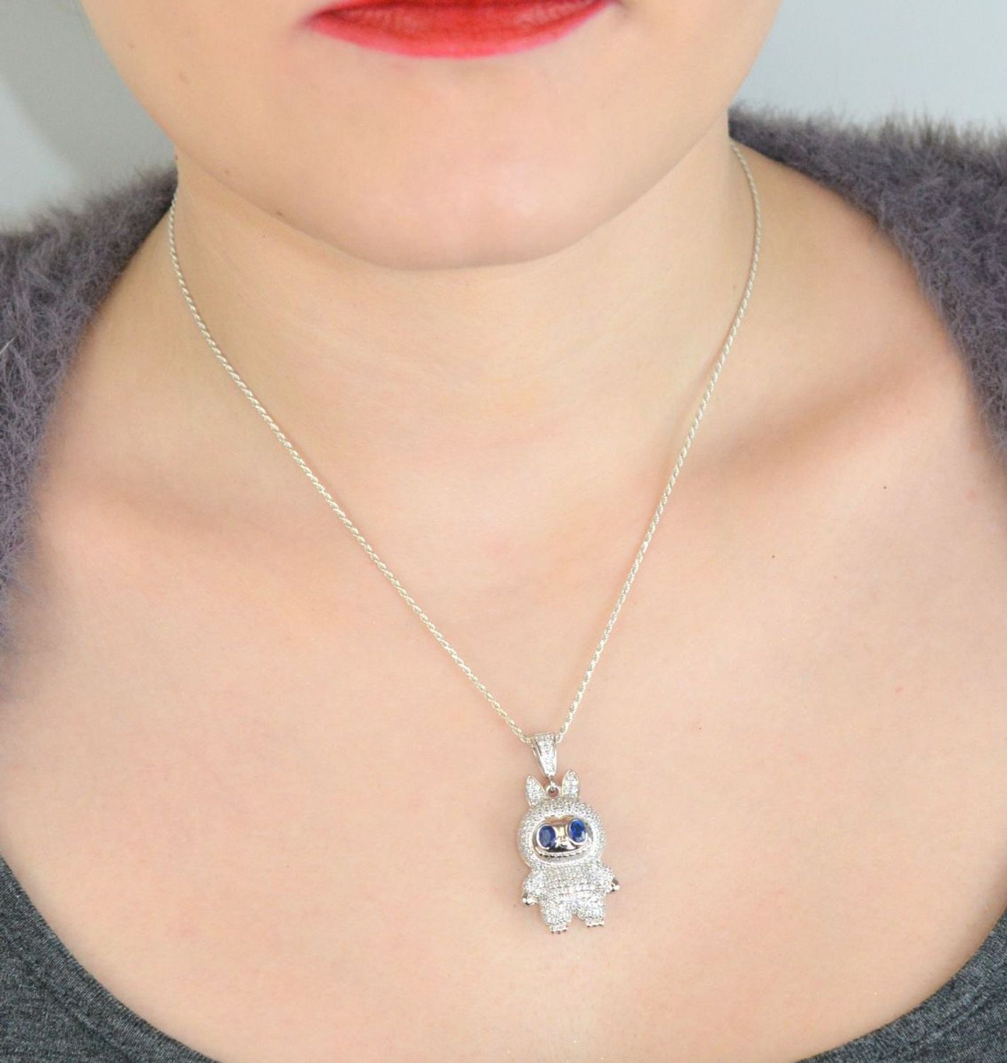 Zawieszka srebrna próby 925 w kształcie laleczki Labubu, zdobiona cyrkoniami. Model DIA-ZAW-13900-925, długość z oczkiem 3,5 cm, szerokość 1,5 cm, waga 7,40 g. Bajkowy i błyszczący prezent dla 1.jpg