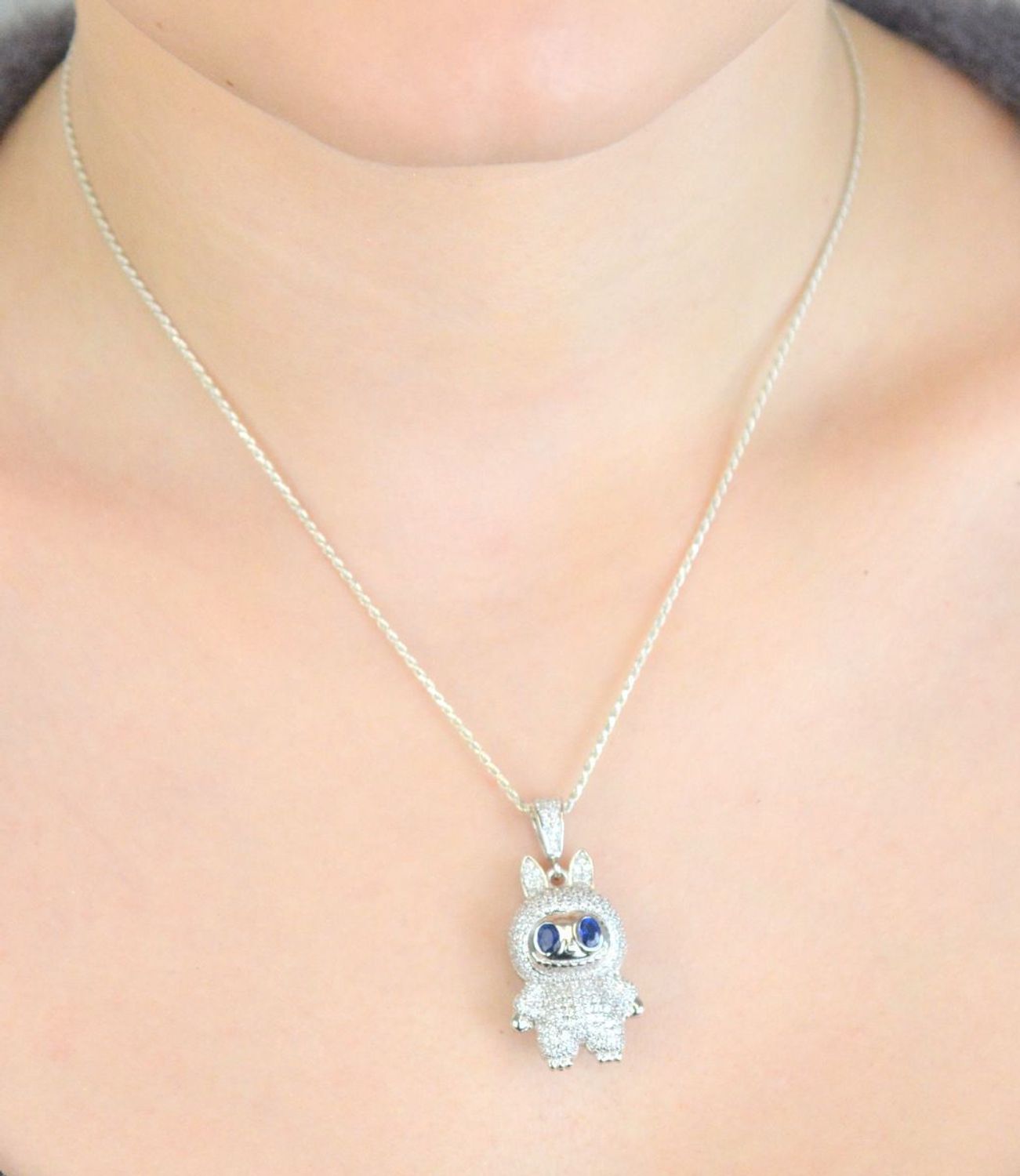 Zawieszka srebrna próby 925 w kształcie laleczki Labubu, zdobiona cyrkoniami. Model DIA-ZAW-13900-925, długość z oczkiem 3,5 cm, szerokość 1,5 cm, waga 7,40 g. Bajkowy i błyszczący prezent dla 1.jpg