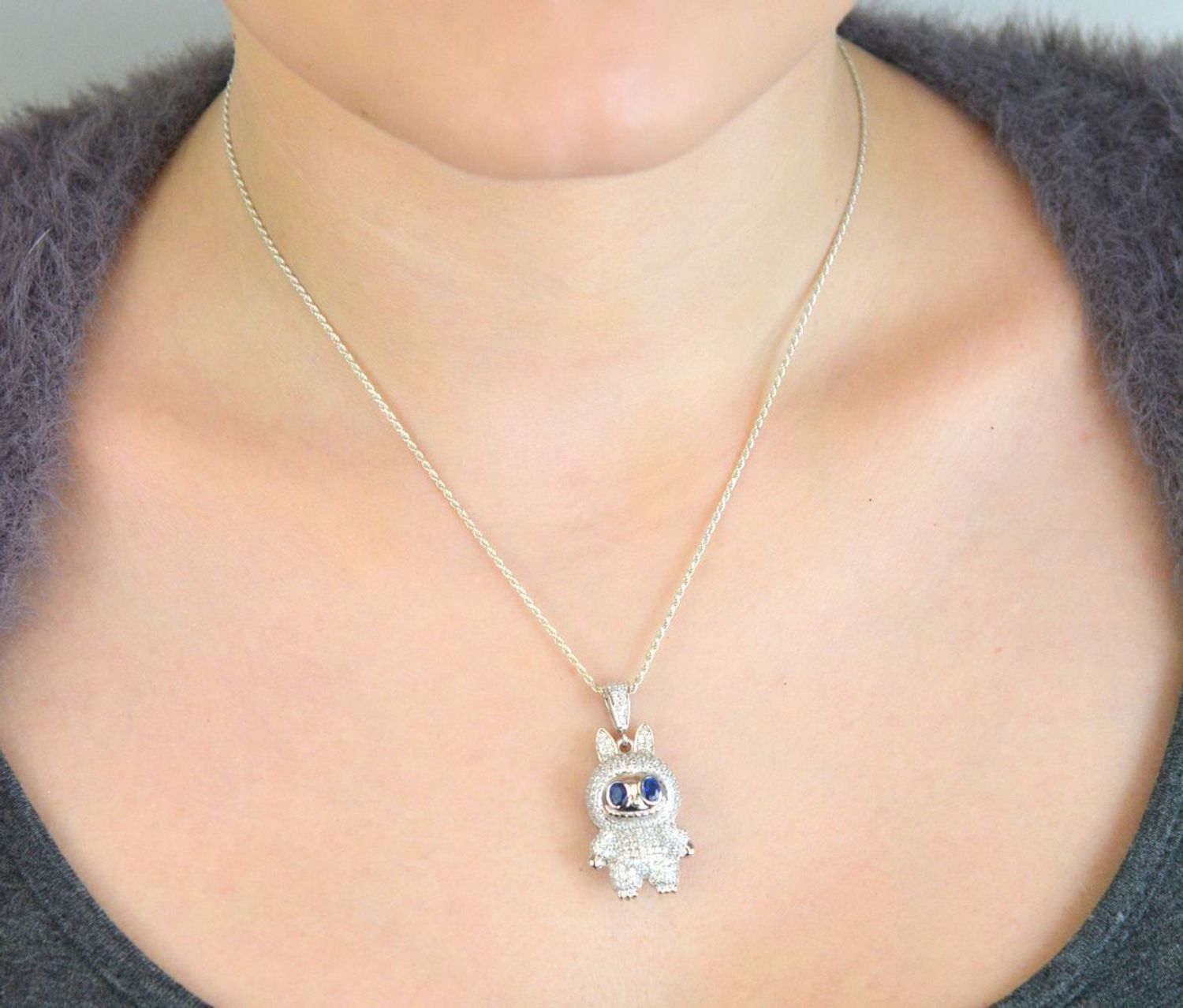 Zawieszka srebrna próby 925 w kształcie laleczki Labubu, zdobiona cyrkoniami. Model DIA-ZAW-13900-925, długość z oczkiem 3,5 cm, szerokość 1,5 cm, waga 7,40 g. Bajkowy i błyszczący prezent dla 1.jpg