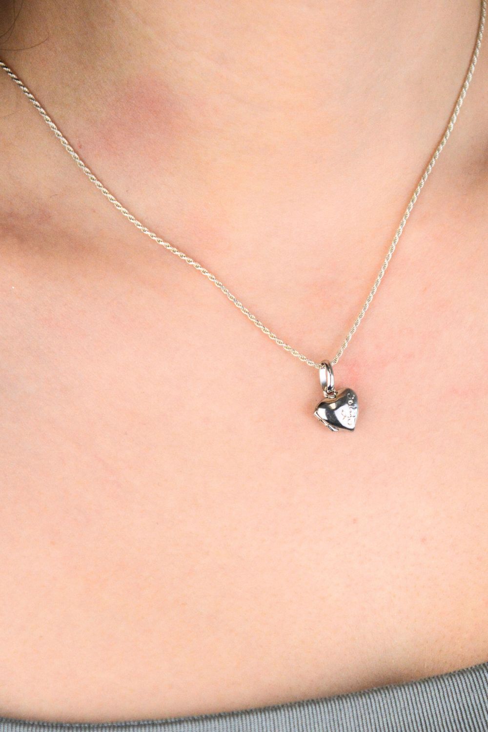 Zawieszka srebrna próby 925 w kształcie małego, otwieranego serduszka z napisem LOVE. Model DIA-ZAW-13901-925, długość z oczkiem 1,5 cm, szerokość 1,0 cm, waga 1,10 g. Delikatny i romantyczny 1.jpg