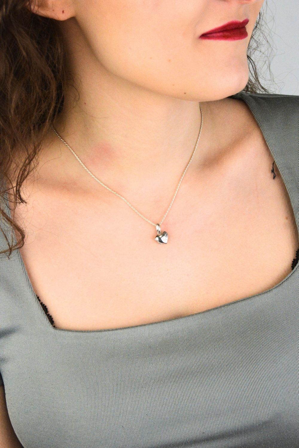 Zawieszka srebrna próby 925 w kształcie małego, otwieranego serduszka z napisem LOVE. Model DIA-ZAW-13901-925, długość z oczkiem 1,5 cm, szerokość 1,0 cm, waga 1,10 g. Delikatny i romantyczny 1.jpg