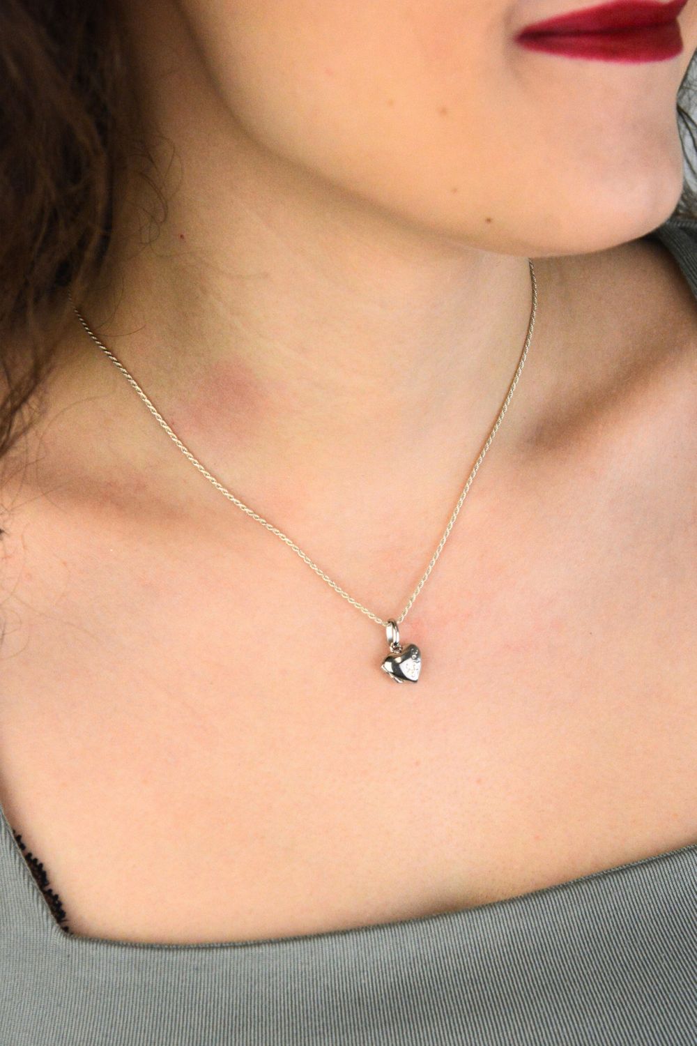 Zawieszka srebrna próby 925 w kształcie małego, otwieranego serduszka z napisem LOVE. Model DIA-ZAW-13901-925, długość z oczkiem 1,5 cm, szerokość 1,0 cm, waga 1,10 g. Delikatny i romantyczny 1.jpg