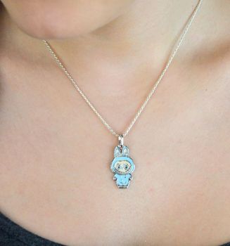 Zawieszka srebrna próby 925 w kształcie laleczki Labubu, zdobiona niebieską emalią. Model DIA-ZAW-13902-925, długość z oczkiem 3,0 cm, szerokość 1,3 cm, waga 3,00 g. Bajkowy i kolorowy prezent dla dziewczynki (1).JPG