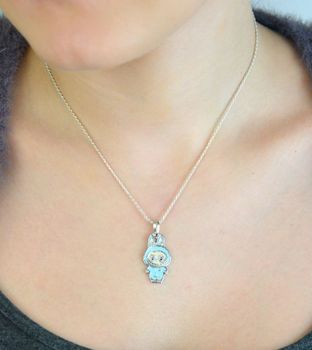 Zawieszka srebrna próby 925 w kształcie laleczki Labubu, zdobiona niebieską emalią. Model DIA-ZAW-13902-925, długość z oczkiem 3,0 cm, szerokość 1,3 cm, waga 3,00 g. Bajkowy i kolorowy prezent dla dziewczynki (2).JPG