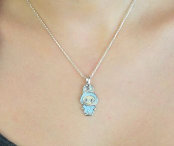 Zawieszka srebrna próby 925 w kształcie laleczki Labubu, zdobiona niebieską emalią. Model DIA-ZAW-13902-925, długość z oczkiem 3,0 cm, szerokość 1,3 cm, waga 3,00 g. Bajkowy i kolorowy prezent dla dziewczynki (3).JPG