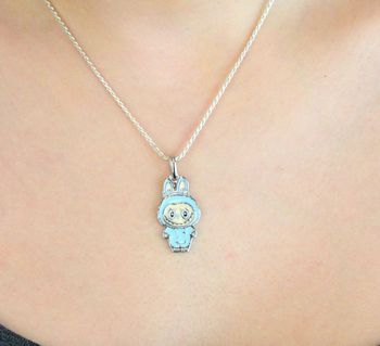 Zawieszka srebrna próby 925 w kształcie laleczki Labubu, zdobiona niebieską emalią. Model DIA-ZAW-13902-925, długość z oczkiem 3,0 cm, szerokość 1,3 cm, waga 3,00 g. Bajkowy i kolorowy prezent dla dziewczynki (5).JPG