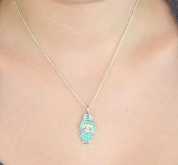 Zawieszka srebrna próby 925 w kształcie laleczki Labubu, zdobiona turkusową emalią. Model DIA-ZAW-13903-925, długość z oczkiem 3,0 cm, szerokość 1,3 cm, waga 3,00 g. Bajkowy i kolorowy prezent dla dziewczynki (1).JPG