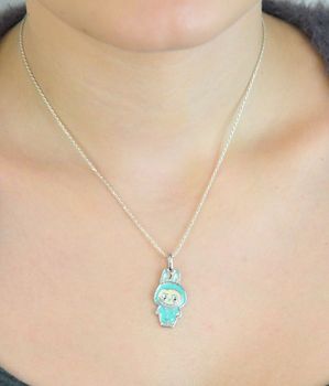 Zawieszka srebrna próby 925 w kształcie laleczki Labubu, zdobiona turkusową emalią. Model DIA-ZAW-13903-925, długość z oczkiem 3,0 cm, szerokość 1,3 cm, waga 3,00 g. Bajkowy i kolorowy prezent dla dziewczynki (2).JPG