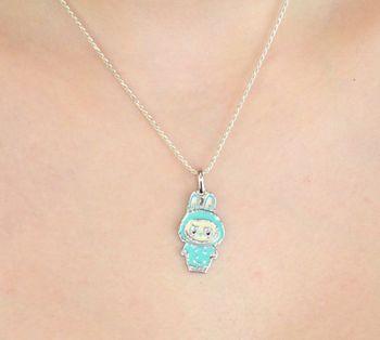 Zawieszka srebrna próby 925 w kształcie laleczki Labubu, zdobiona turkusową emalią. Model DIA-ZAW-13903-925, długość z oczkiem 3,0 cm, szerokość 1,3 cm, waga 3,00 g. Bajkowy i kolorowy prezent dla dziewczynki (3).JPG