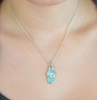 Zawieszka srebrna próby 925 w kształcie laleczki Labubu, zdobiona turkusową emalią. Model DIA-ZAW-13903-925, długość z oczkiem 3,0 cm, szerokość 1,3 cm, waga 3,00 g. Bajkowy i kolorowy prezent dla dziewczynki (4).JPG