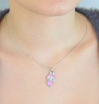 Zawieszka srebrna próby 925 w kształcie laleczki Labubu, zdobiona różową emalią. Model DIA-ZAW-13904-925, długość z oczkiem 3,0 cm, szerokość 1,3 cm, waga 3,00 g. Bajkowy i kolorowy prezent dla dziewczynki (2).JPG