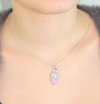 Zawieszka srebrna próby 925 w kształcie laleczki Labubu, zdobiona różową emalią. Model DIA-ZAW-13904-925, długość z oczkiem 3,0 cm, szerokość 1,3 cm, waga 3,00 g. Bajkowy i kolorowy prezent dla dziewczynki (3).JPG