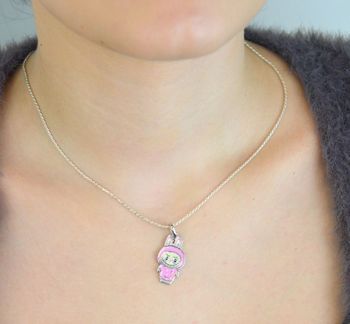 Zawieszka srebrna próby 925 w kształcie laleczki Labubu, zdobiona różową emalią. Model DIA-ZAW-13904-925, długość z oczkiem 3,0 cm, szerokość 1,3 cm, waga 3,00 g. Bajkowy i kolorowy prezent dla dziewczynki (4).JPG
